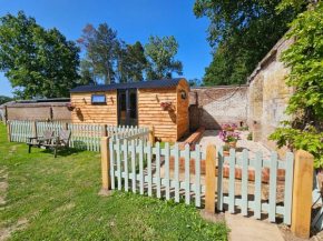 Gatwick Hideaway Hut